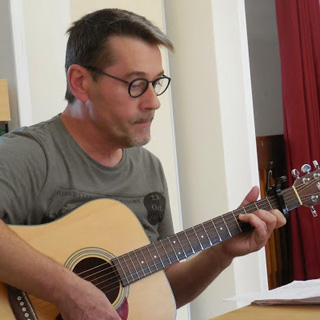 Claude Bors et sa guitare
